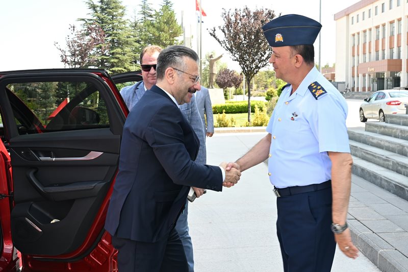 Valimiz Sayın Hüseyin Aksoy Muharip Hava Kuvveti ve Garnizon Komutanı Hava Orgeneral İsmail Güneykaya’yı ziyaret etti.