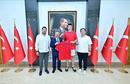 Göktuğ Yüksel, ailesi ve Basketbol Akademi Yönetim Kurulu Bşk. ile birlikte Valimiz Sayın Hüseyin Aksoy’u ziyaret etti.