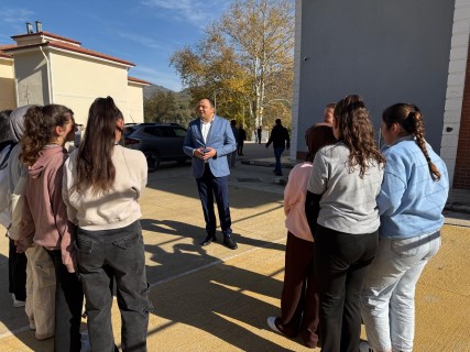 İlçemiz Kaymakamı Dr. Remzi Demir, Gökal Güldere Çok Programlı Lisesinde öğrencilerimizle buluştu. 🤝