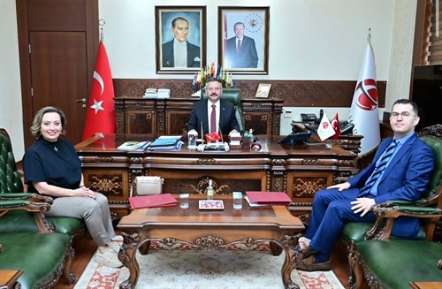 Anadolu Üniversitesi Turizm Fakültesi Öğretim Üyesi, Vali Yardımcımız Oğuz Şenlik ile birlikte Valimiz Sayın Hüseyin Aksoy'u ziyaret etti.