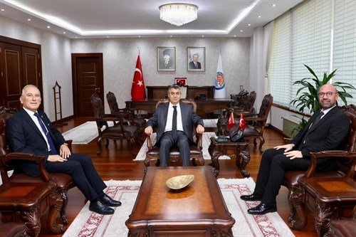 VALİMİZ SAYIN ATİLLA TOROS, ZİYARETİNE GELEN ANAMUR BELEDİYE BAŞKANI DURMUŞ DENİZ VE ANAMUR BELEDİYE MECLİS ÜYESİ ALİ KUBİLAY ERDAL İLE GÖRÜŞTÜ