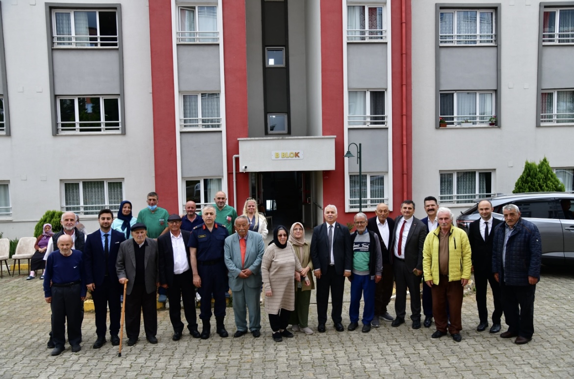 Vali Aziz Yıldırım’dan Babalar Günü Ziyareti