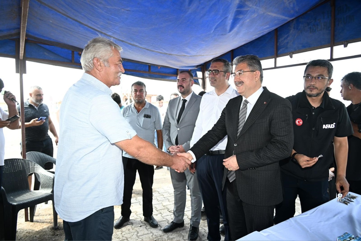 Kırmıtlı Köyünde Yapımı Tamamlanan 26 Köy Deprem Konutunun Anahtarları Vali Yılmaz tarafından Hak Sahiplerine Teslim Edildi