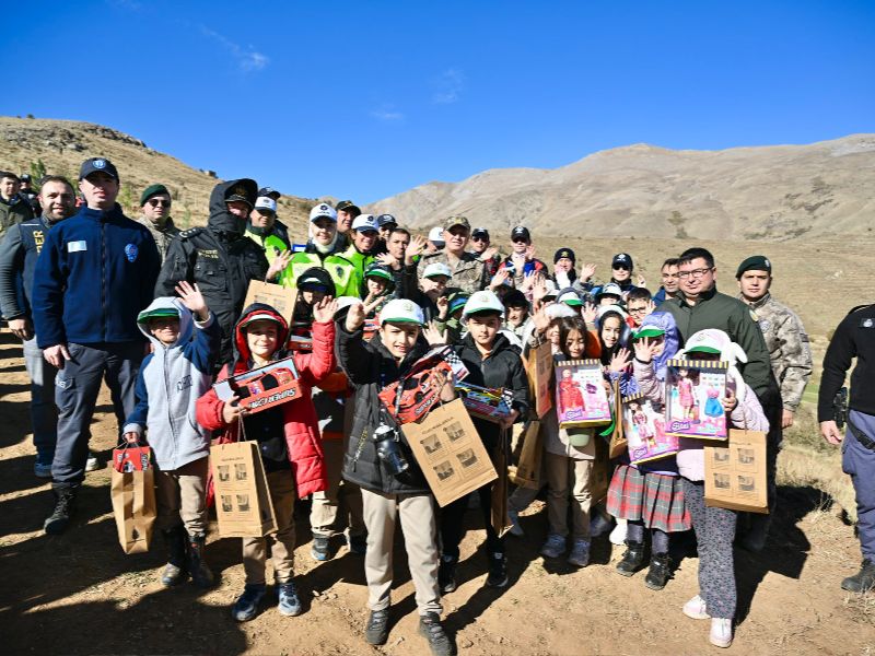Bitlis Emniyet Müdürlüğü, Çocuklarla Birlikte “Polis Hatıra Ormanı” Fidan Dikme Etkinliği Gerçekleştirdi