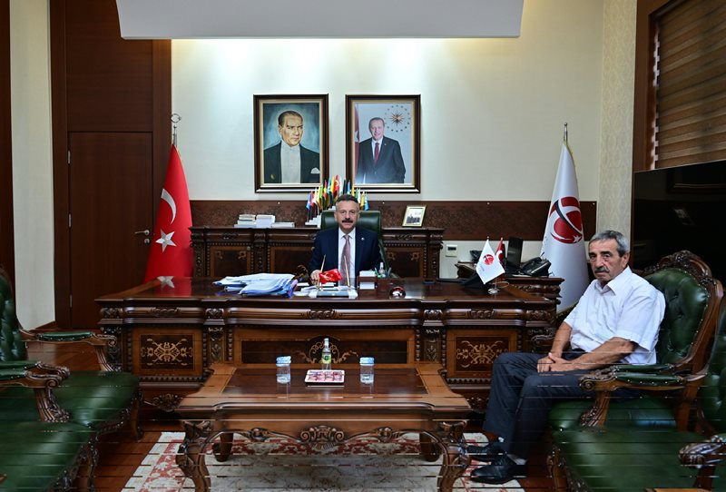 Seyitgazi İlçesi Yeşiltepe Mahalle Muhtarı Ahmet Dere Valimiz Sayın Hüseyin Aksoy’u ziyaret etti.