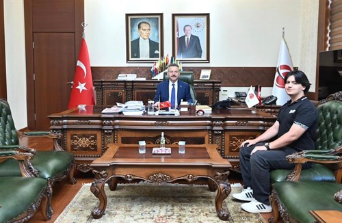 Eskişehir Osmangazi Üniversitesi Tıp Fakültesi öğrencisi Mustafa Buğra Kocalar Valimiz Sayın Hüseyin Aksoy’u ziyaret etti.