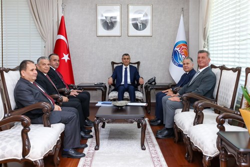 VALİMİZ SAYIN ATİLLA TOROS, ZİYARETİNE GELEN MERSİN ÜNİVERSİTESİ REKTÖRÜ PROF. DR. EROL YAŞAR VE BERABERİNDEKİ HEYET İLE GÖRÜŞTÜ