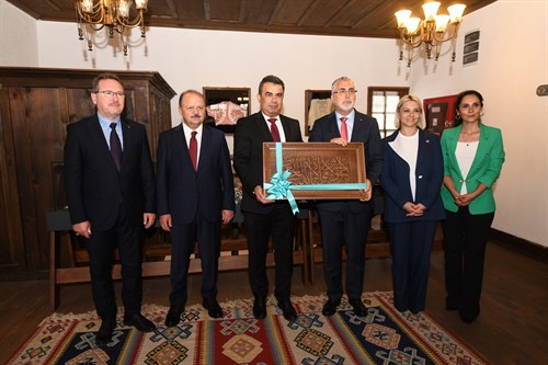 Çalışma ve Sosyal Güvenlik Bakanımız Sayın  Prof. Dr. Vedat Işıkhan Olgunlaşma Enstitüsü ile Hz. Pir Şeyh Şa'bân-ı Veli Külliyesini ziyaret etti.