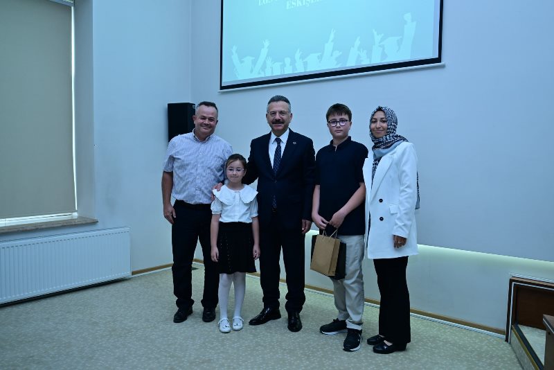 Valimiz Sayın Hüseyin Aksoy, LGS’de Tam Puan Alan Başarılı Öğrencileri ve Ailelerini Makamında Kabul Ederek Tebrik Ett