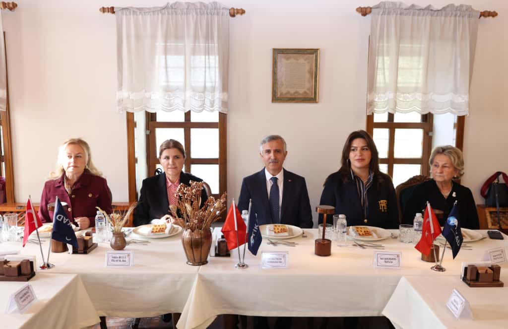 Vali Ünlüer, TİKAD’ın “Hayata Bağlayan İlmekler” Programına Katıldı