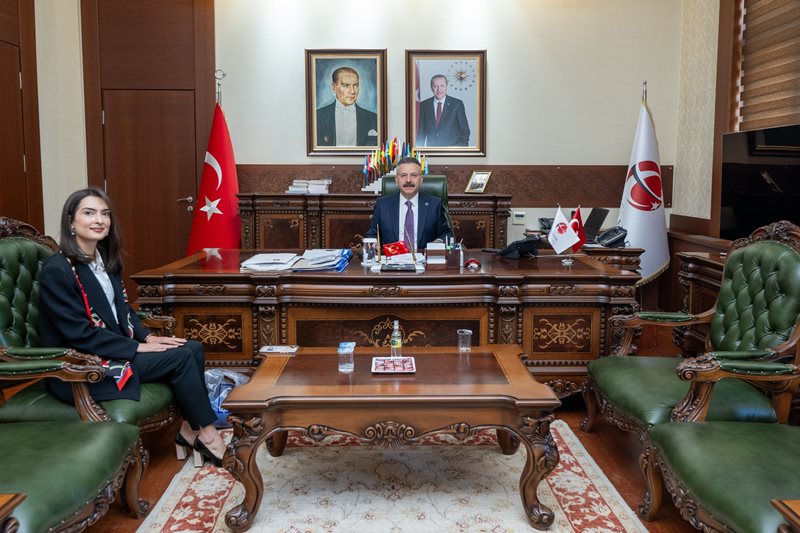110. Dönem Kaymakam Adayı ve eski Beylikova Kaymakam Vekili Kübra Ustaoğlu, Valimiz Sayın Hüseyin Aksoy'u ziyaret etti.