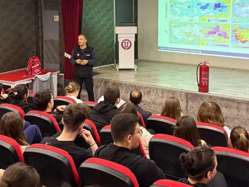 Sakarya'da AFAD Ekipleri, Afetlere Karşı Farkındalık Oluşturmak Amacıyla Lise Öğrencilerine Eğitim Verdi