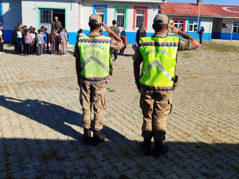 Ardahan İl Jandarma Komutanlığı Yeni Eğitim-Öğretim Yılında Okullarda