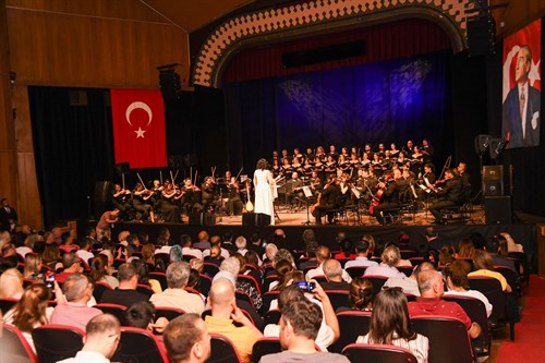 VALİMİZ SAYIN ATİLLA TOROS’UN EŞİ DUDU İREM TOROS HANIMEFENDİ, ‘MAARİF ORKESTRASI VE KOROSU KONSER’ PROGRAMINA KATILDI