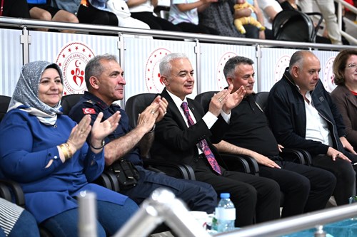 Vali Turan, Kurumlar arasında düzenlenen Voleybol Turnuvasının final müsabakasını izledi.