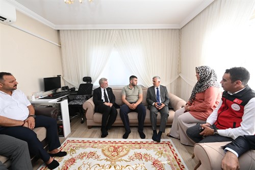 Vali Ünlüer’den Dış Güvenlik Yaralısı Ahmet Can Yoksul’a Ziyaret