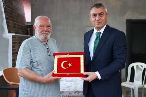 VALİMİZ SAYIN ATİLLA TOROS, MUT İLÇESİNDE YAŞAYAN DEVLET SANATÇISI MERSİNLİ HEMŞEHRİMİZ MUSA EROĞLU'NU İKAMETİNDE ZİYARET ETTİ