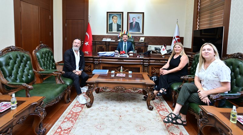 Dünya Kuaförler Derneği Başkanı Mustafa Ceylan ve beraberindekiler Valimiz Sayın Hüseyin Aksoy’u ziyaret etti.