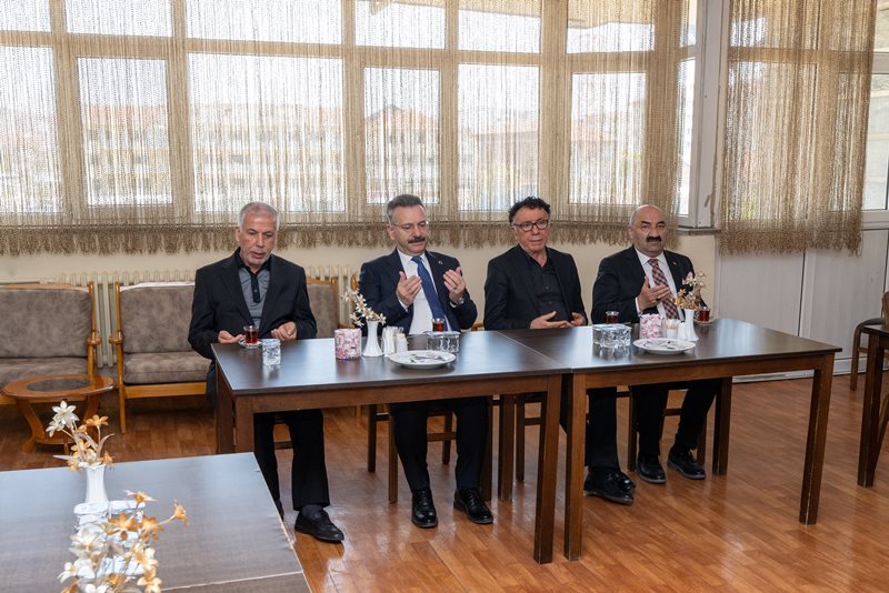 Valimiz Sayın Hüseyin Aksoy, yeğenini kaybeden Eskişehir Dost Dernekler Federasyonu Başkanı Ayhan Arslan ve ailesine taziye ziyaretinde bulundu.