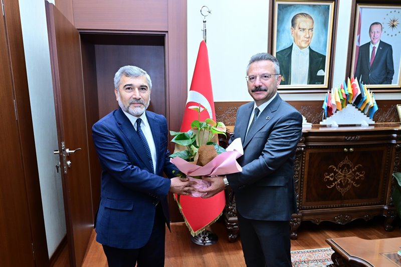 Valimiz Sayın Hüseyin Aksoy, “Camiler ve Din Görevlileri Haftası” münasebetiyle İl Müftüsü Muharrem Gül'ü kabul etti.