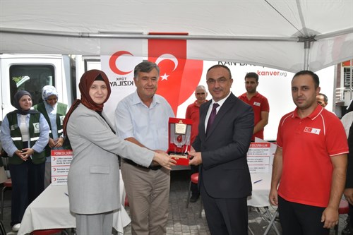 Vali Soytürk Kan Bağışlayan Vatandaşlarımıza Plaket ve Altın Madalya Takdim Etti