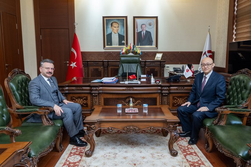 Çeşitli temaslarda bulunmak üzere Eskişehir'e gelen Japonya Maslahatgüzarı Koji Tahara, Valimiz Sayın Hüseyin Aksoy'u makamında ziyaret etti.