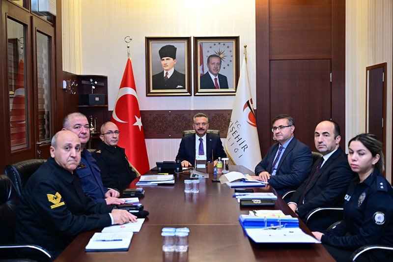 Kolluk Şikâyet Bürosu çalışmalarının değerlendirildiği toplantı Valimiz Sayın Hüseyin Aksoy'un Başkanlığında gerçekleştirildi.