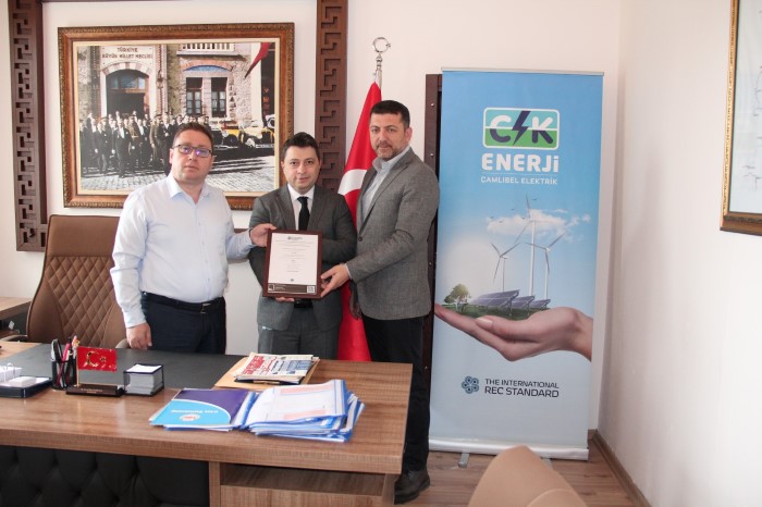 Kaymakamımız Dr. İsmail Altan DEMİRAYAK'a, CK Enerji Çamlıbel Elektrik Genel Müdürü Muharrem BÜLBÜL  I- REC sertifikasını takdim etti.