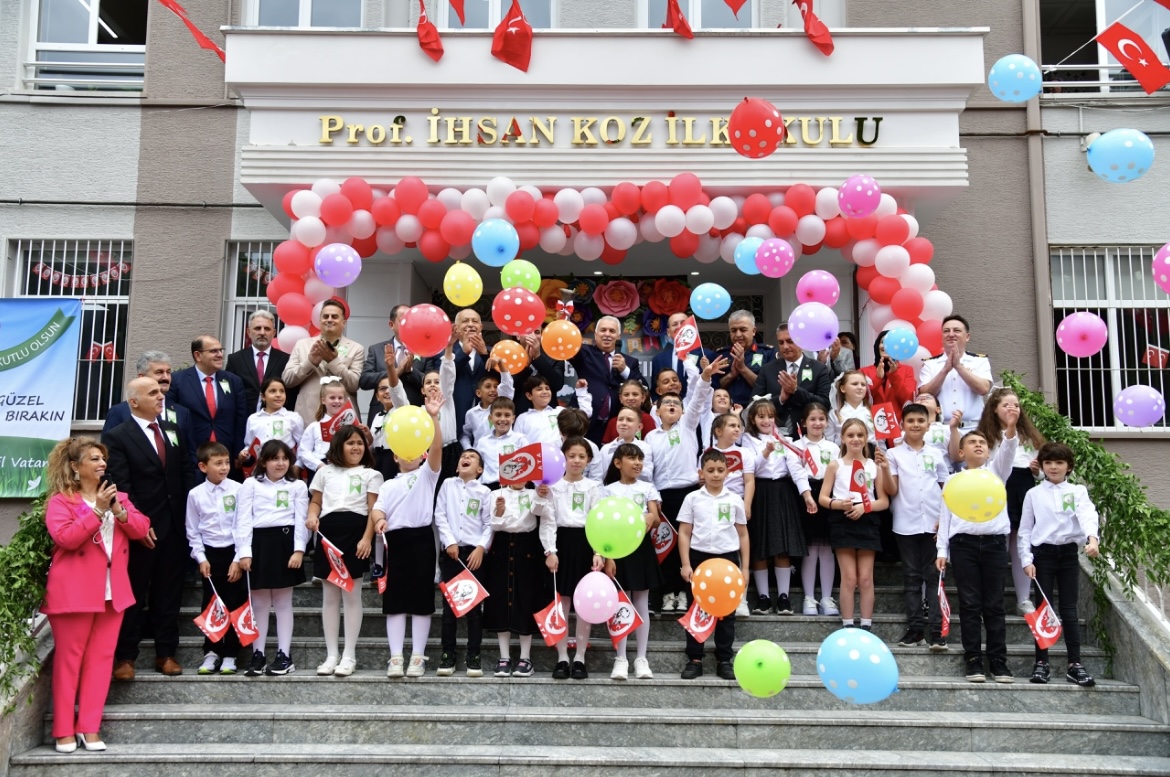 2025-2026 Eğitim-Öğretim Yılı Vali Aziz Yıldırım’ın Ders Zilini Çalmasıyla Başladı
