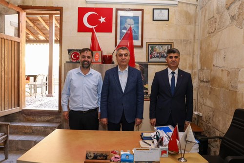 VALİMİZ SAYIN ATİLLA TOROS VE EŞİ DUDU İREM TOROS HANIMEFENDİ, AKDENİZ İLÇESİNDE BULUNAN KİREMİTHANE MAHALLE MUHTARLIĞINI ZİYARET ETTİ