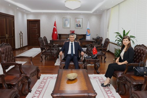 VALİMİZ SAYIN ATİLLA TOROS, ZİYARETİNE GELEN ÇALIŞMA VE SOSYAL GÜVENLİK BAKANLIĞI ADANA REHBERLİK VE TEFTİŞ GRUP BAŞKANI SEMİHA DOSTLAR İLE GÖRÜŞTÜ