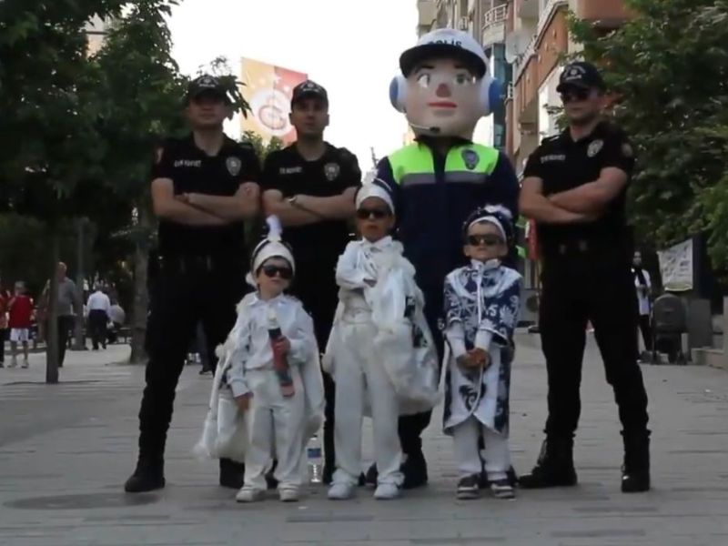 Siirt Emniyet Müdürlüğünce "Kirvem Polis Olsun Projesi" İle 250 Çocuk İçin Sünnet Şöleni Düzenlendi
