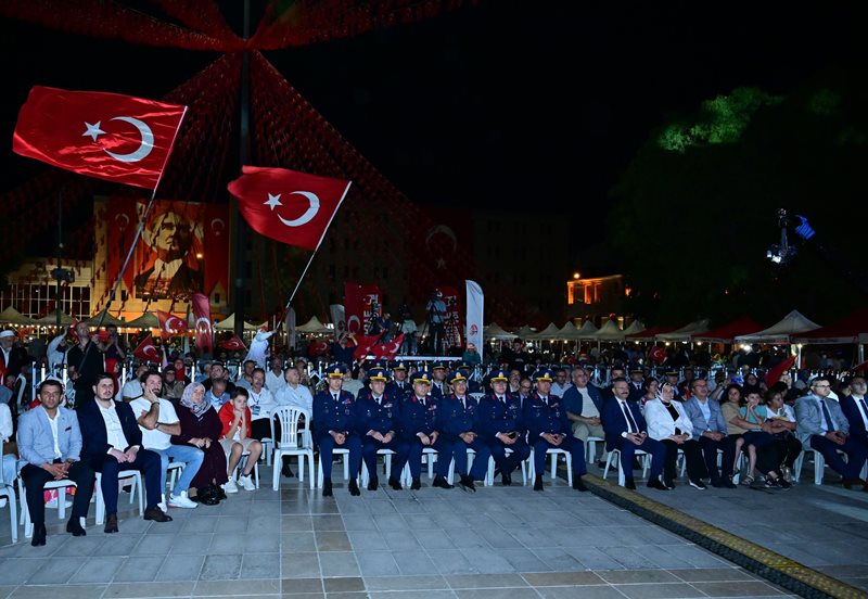 Vali Hüseyin Aksoy’un Katılımıyla 15 Temmuz Demokrasi ve Milli Birlik Günü Etkinlikleri Dualar ve Konserlerle Valilik Meydanında Sona Erdi.