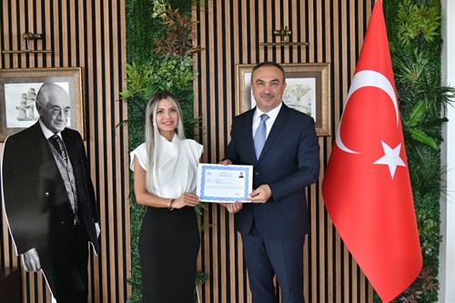 Vali Soytürk, Prof. Dr. Alâeddin Yavaşça Besteleri Konseri'nde Görev Alanlara Takdir ve Teşekkür Belgesi Verdi