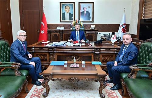 Eskişehir Osmangazi Üniversitesi Rektörü Prof. Dr. Kamil Çolak, Valimiz Sayın Hüseyin Aksoy'u ziyaret etti.