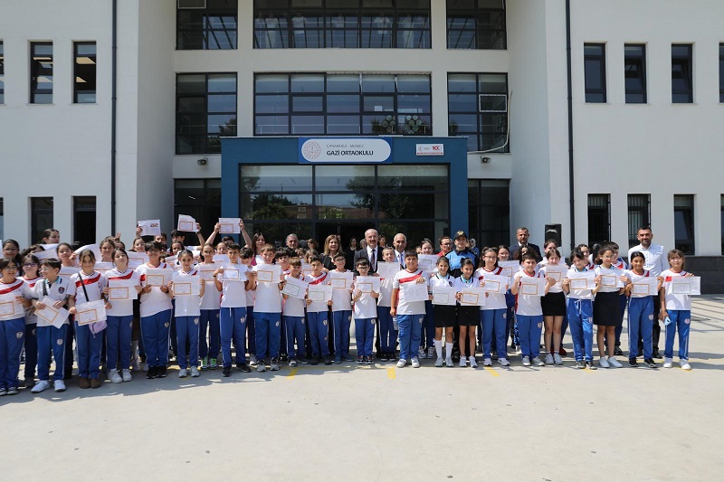 Valimiz Doç. Dr. Ömer TORAMAN, Gazi Ortaokulu'nda Öğrencilerin Karne Heyecanına Ortak Oldu
