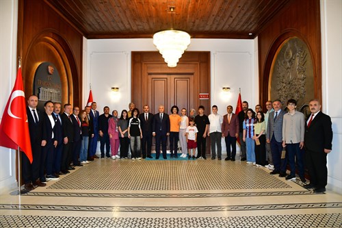 Vali Aziz Yıldırım, 2025 LGS Türkiye Birincilerini Kabul Etti 