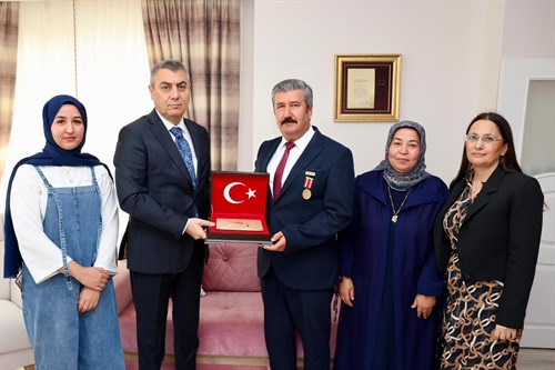 VALİMİZ SAYIN ATİLLA TOROS VE EŞİ DUDU İREM TOROS HANIMEFENDİ, GAZİ POLİS MEMURU ERCAN ÜSTÜN VE AİLESİNİ ZİYARET ETTİ