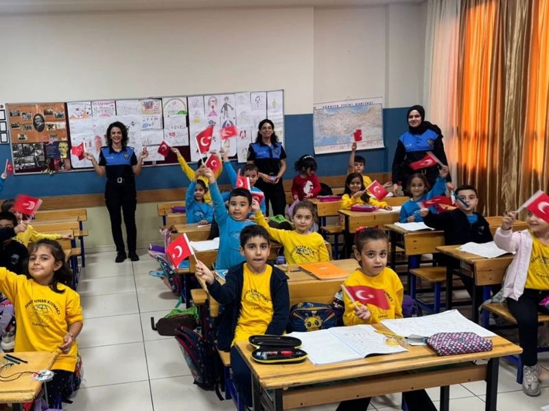 Hatay'da  Polis Ekipleri, 29 Ekim Cumhuriyet Bayramı Dolayısıyla İlkokul Öğrencileriyle Bir Araya Geldi
