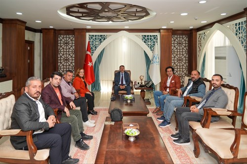 Hakkâri Gazeteciler Derneği Başkanı Hakan Taş ve Beraberindeki Basın Mensupları, Vali Ali Çelik’i Makamında Ziyaret Ettiler