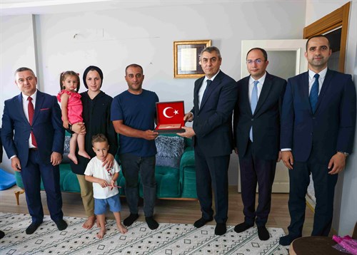 VALİMİZ SAYIN ATİLLA TOROS, GAZİ JANDARMA UZMAN ÇAVUŞ MUSTAFA TİLAVER VE AİLESİNİ ZİYARET ETTİ