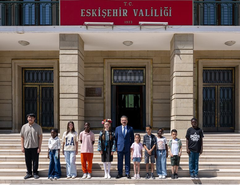 Vali Hüseyin Aksoy, çocuk işçiliğiyle mücadele kapsamında hazırlanan farkındalık videosu çekiminde çocuklarla bir araya gelerek sohbet etti.