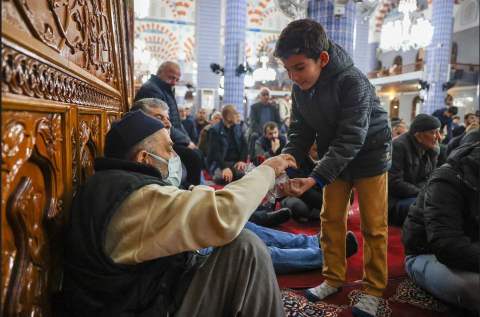 VALİMİZ SAYIN ATİLLA TOROS, BERAT GECESİ VESİLESİYLE, HZ. MİKDAT (MUĞDAT) CAMİİNDE İL MÜFTÜLÜĞÜ TARAFINDAN DÜZENLENEN KANDİL PROGRAMINA KATILDI