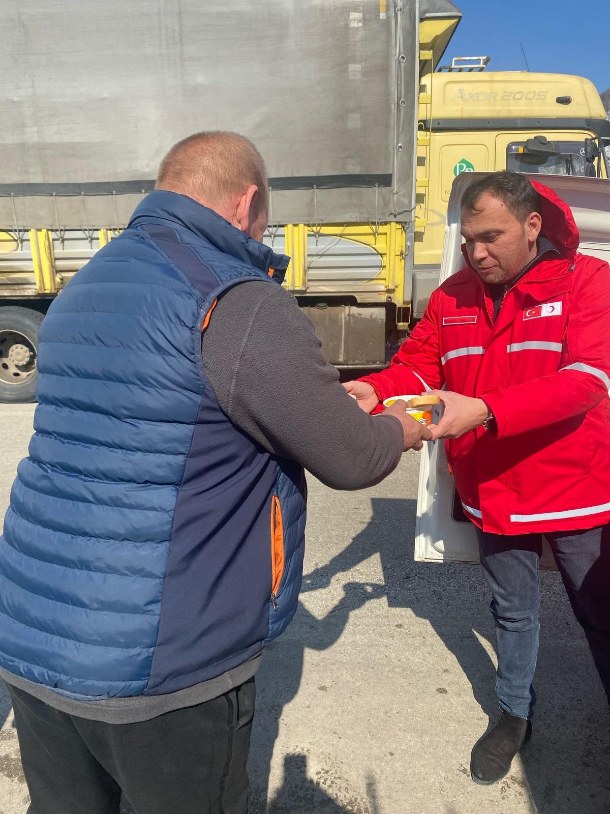 Türk Kızılay'ından Tır Şoförlerine Yiyecek Yardımı