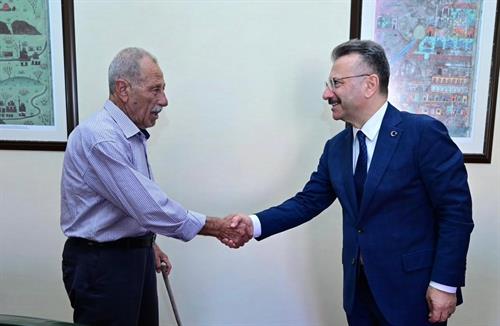 Şehit Onbaşı Zeynel Gülgen’in babası İbrahim Gülgen Valimiz Sayın Hüseyin Aksoy’u ziyaret etti.