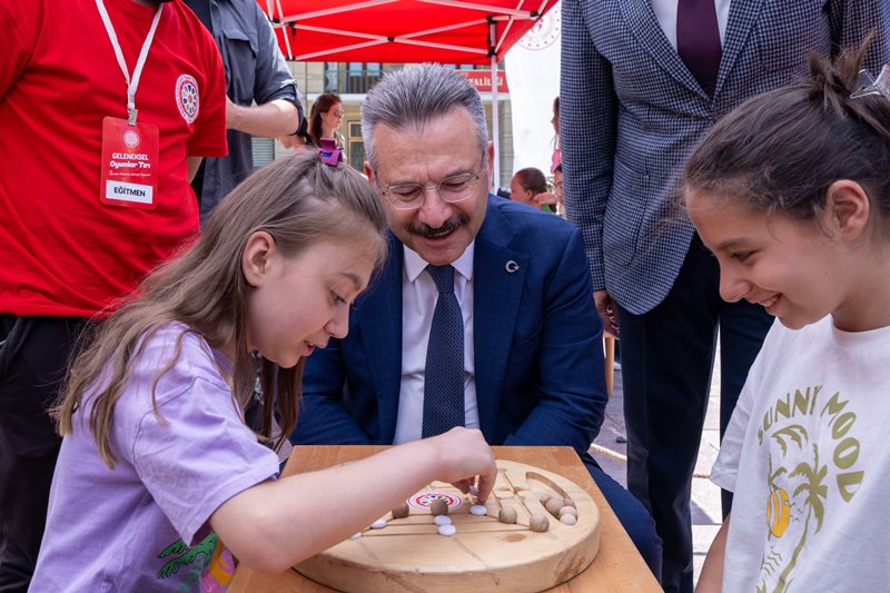 Valimiz Sayın Hüseyin Aksoy, "Geleneksel Oyunlar Tırı"nı Ziyaret Etti