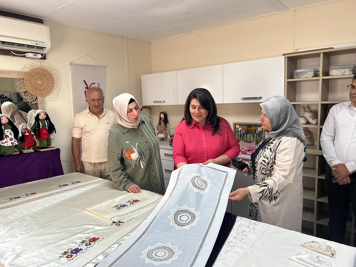 Hanımefendi Dr. Ayten Canalp, Yeşiltepe ÇATOM’da Kadınlara Yönelik Projeleri İnceledi
