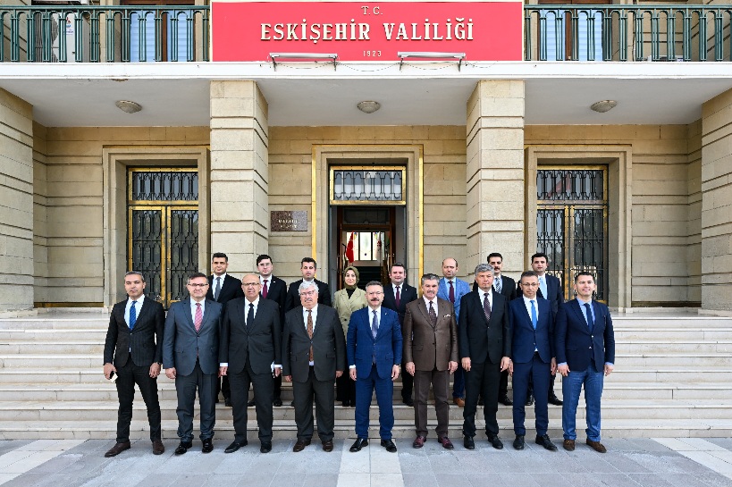 Valimiz Sayın Hüseyin Aksoy’dan Vali Yardımcısı Okan Leblebicier ve Kaymakam Semanur Kalkan’a Veda Programı