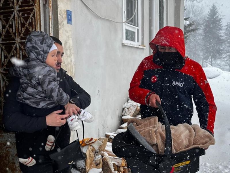 Rize'de Yolu Kardan Kapanan Köyde Rahatsızlanan İkiz Bebekleri AFAD Ekipleri Kurtardı