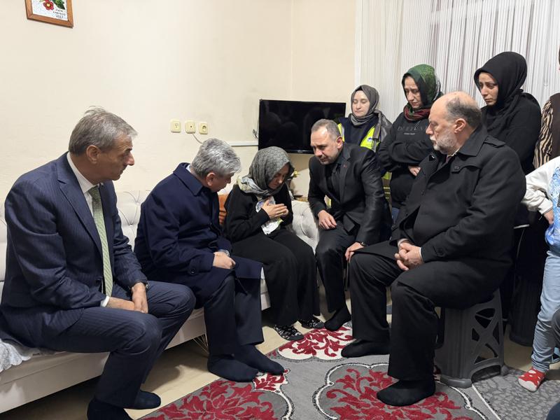 Vali Doğan Şehit Asb. Bçvş. Akın Karakuş'un Serdivan'daki Baba Ocağını Ziyaret Etti